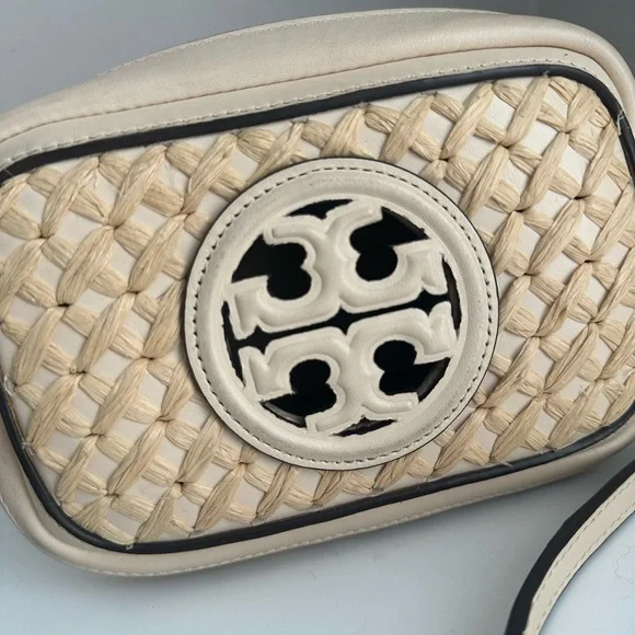 Tory Burch Cream Quilted Crossbody Bag with Gold Hardware - Picture 3 of 10